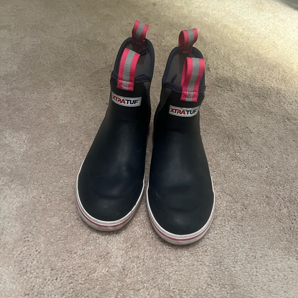 Xtratuf Women's 6 in Ankle waterproof Boot Sport. Size 7 navy
